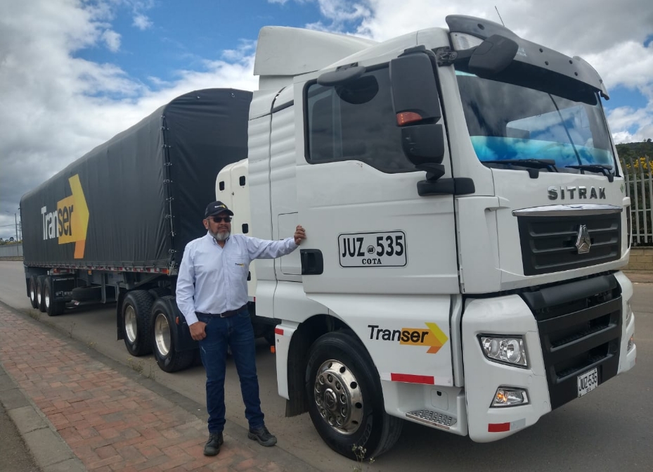 Tractomula de Transer con carpa de marca lista para cargue